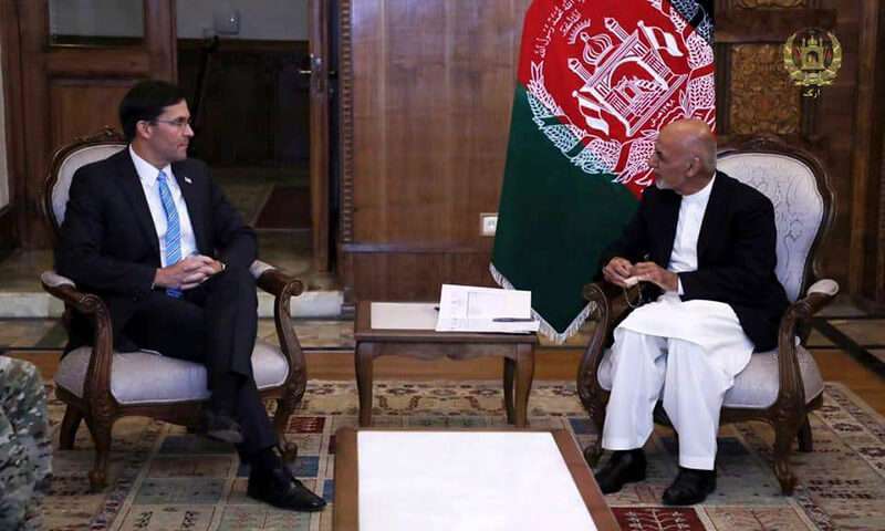 El presidente de Afganistán, Ashraf Ghani, se reúne con el secretario de Defensa de Estados Unidos, Mark T. Esper, en Kabul, Afganistán, el 20 de octubre de 2019