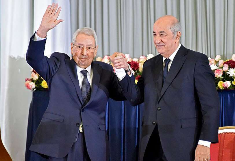 El presidente electo de Argelia, Abdelmadjid Tebboune, y el presidente interino, Abdelkader Bensalah, saludan durante la ceremonia de juramento formal en la capital Argel el 19 de diciembre de 2019