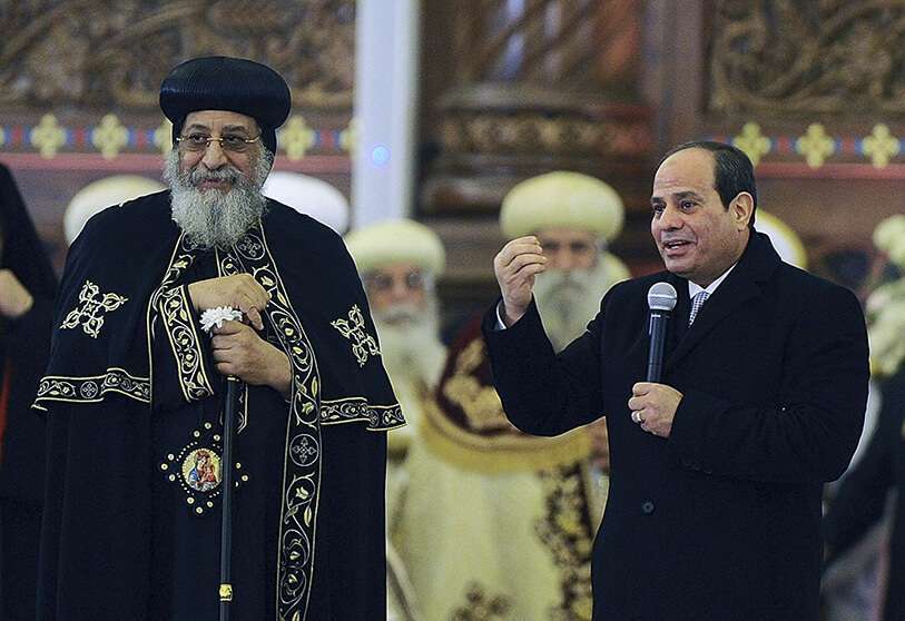 El presidente egipcio Abdel Fattah al-Sisi con el papa copto Tawadros II, durante la Misa de Nochebuena en la nueva "Catedral de la Natividad de Cristo", el domingo 6 de enero de 2019