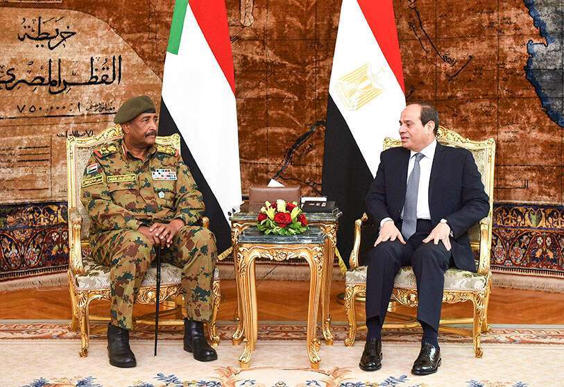: Fotografía de archivo del 25 de mayo de 2019. El presidente egipcio Abdel Fattah al-Sisi con el teniente general Abdel Fattah al-Burhan, jefe del Consejo Soberano de Sudán, en El Cairo