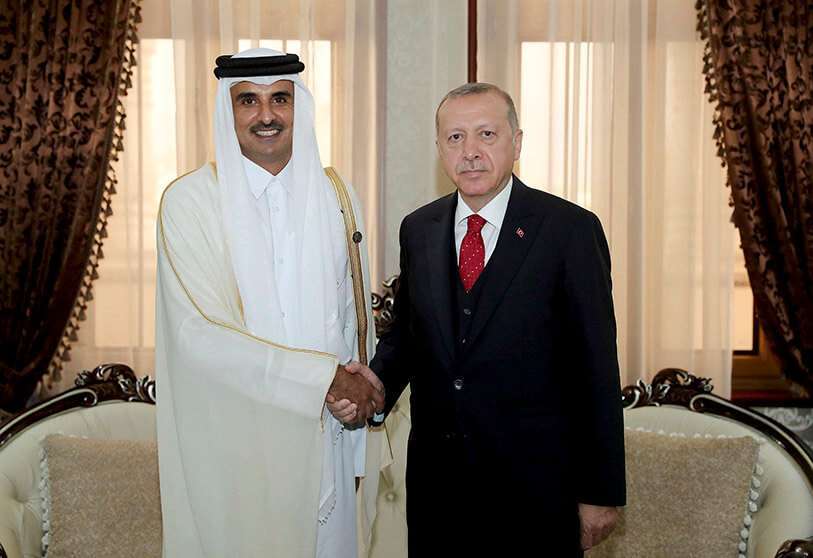 El presidente turco, Recep Tayyip Erdogan, estrecha la mano del emir de Qatar, Sheikh Tamim bin Hamad Al-Thani, el 15 de junio de 2019
