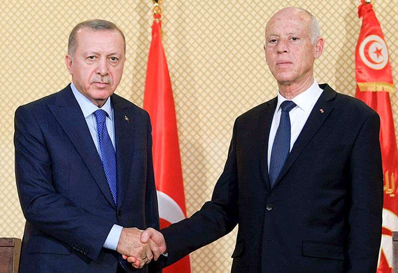 El presidente de Túnez, Kais Saied, estrecha la mano del presidente de Turquía, Recep Tayyip Erdogan, durante una conferencia de prensa conjunta en el palacio presidencial de Cartago, al este de la capital, Túnez, el 25 de diciembre de 2019