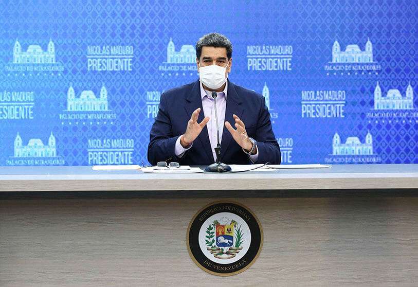 El presidente de Venezuela Nicolás Maduro con una máscara facial mientras habla durante un anuncio televisivo, en el Palacio Presidencial de Miraflores en Caracas, el 30 de mayo de 2020