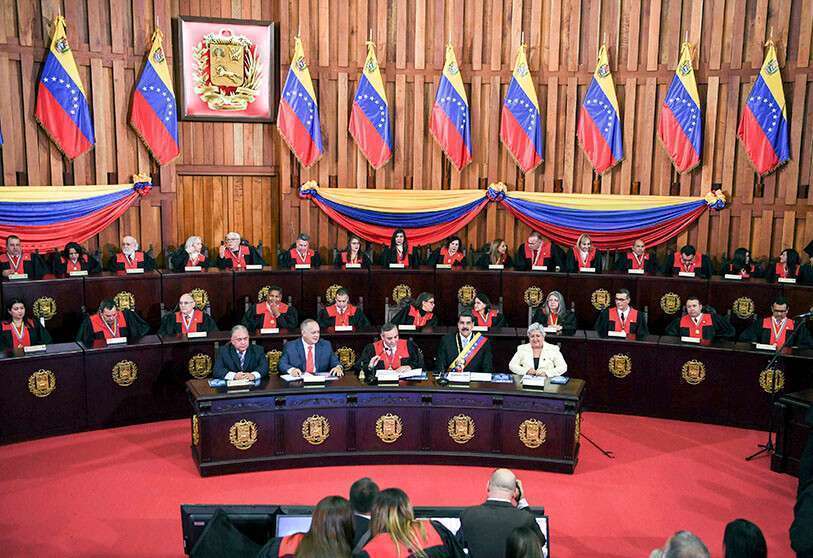 Fotografía de archivo. El presidente de Venezuela Nicolás Maduro y la ex presidenta del Consejo Nacional Electoral Tibisay Lucena asisten a la ceremonia de apertura del año judicial en el Tribunal Supremo de Justicia de Caracas, el 31 de enero de 2020