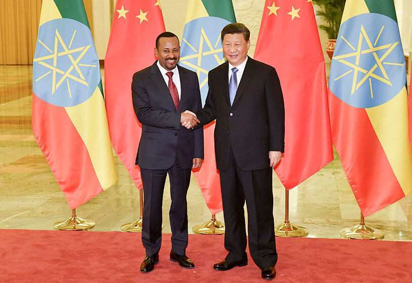 El primer ministro de Etiopía, Abiy Ahmed, estrecha la mano del Presidente chino Xi Jinping antes de su reunión en el Gran Salón del Pueblo en Beijing el 24 de abril de 2019