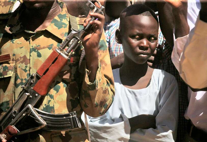 Un niño observa cómo el primer ministro de Sudán visita un campamento para desplazados internos en Al-Fasher, la capital del estado de Darfur Norte, el 4 de noviembre de 2019