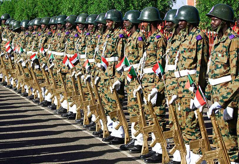 Una guardia de honor espera la llegada del primer ministro de Sudán, Abdalla Hamdok, a Al-Fasher, la capital del estado de Darfur Norte, el 4 de noviembre de 2019