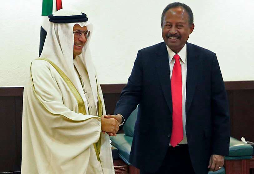 El primer ministro sudanés, Abdalla Hamdok, y el ministro de Estado de los Emiratos Árabes Unidos para Asuntos Exteriores, Anwar Gargash, tras su reunión en la capital sudanesa, Jartum, el 14 de enero de 2020