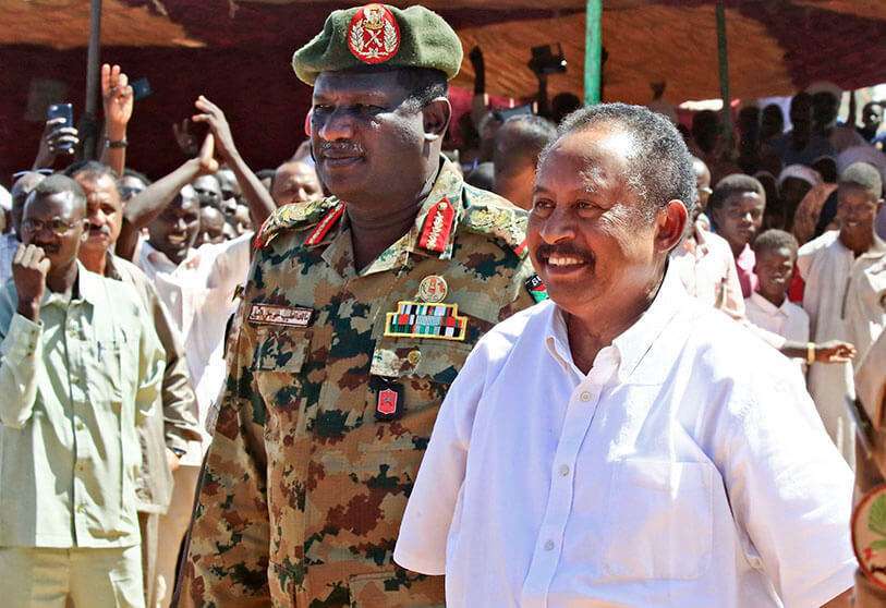 El primer ministro de Sudán, Abdalla Hamdok (R), y el general de división Malik Tayeb Khojali (L) visitan un campo de desplazados internos en El-Fasher, la capital del estado de Darfur del norte, el 4 de noviembre de 2019