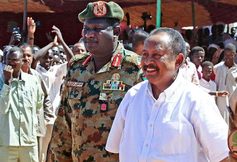 Fotografía de archivo. El primer ministro de Sudán, Abdalla Hamdok (R) y el General de División Malik Tayeb Khojali (L) visitan un campo de desplazados internos en El-Fasher, la capital del estado de Darfur del Norte, el 4 de noviembre de 2019