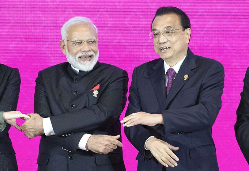 El primer ministro indio, Narendra Modi (izda.), y el primer ministro chino, Li Keqiang, posan para una foto de grupo en la cumbre de la Asociación de Asociación Económica Global Regional de Naciones del Sudeste Asiático (ASEAN) en Nonthaburi, Tailandia, el lunes 4 de noviembre de 2019