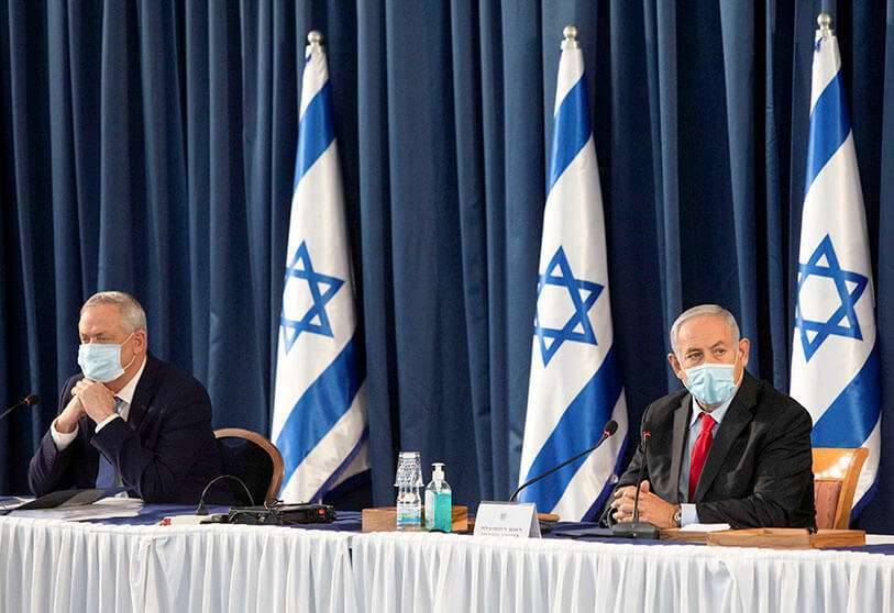 El primer ministro israelí Benjamin Netanyahu y el Ministro de Defensa israelí Benny Gantz asisten a la reunión semanal del gabinete en el Ministerio de Relaciones Exteriores en Jerusalén, el 14 de junio de 2020