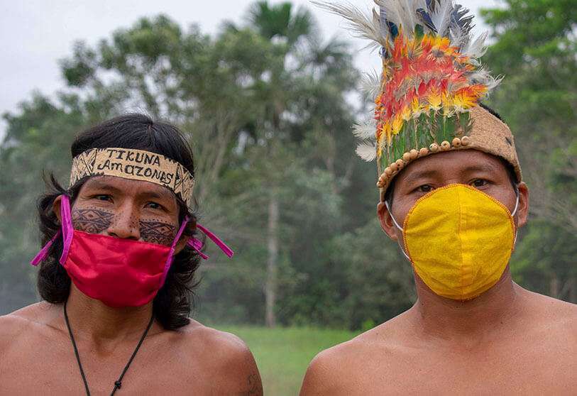 El pueblo indígena tikuna colombiano posa con máscaras faciales, en medio de las preocupaciones del coronavirus COVID-19, en Leticia, departamento de Amazonas, Colombia, el 8 de junio de 2020