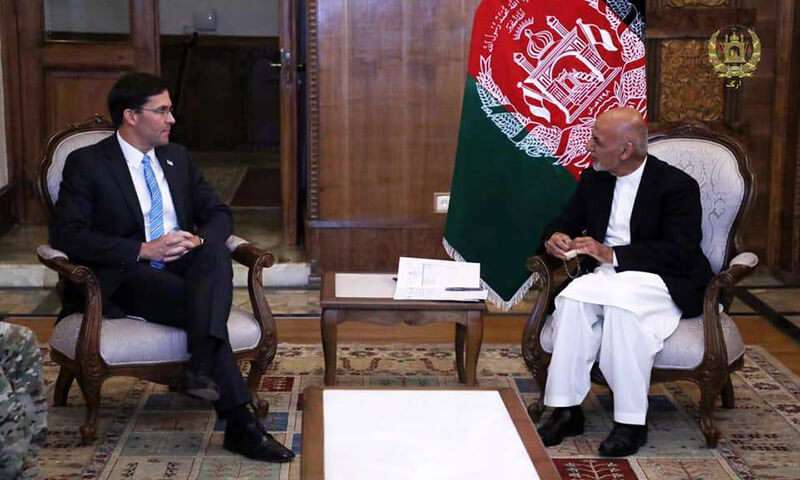 El presidente de Afganistán, Ashraf Ghani, se reúne con el secretario de Defensa de Estados Unidos, Mark Esper, en Kabul, Afganistán, el 20 de octubre de 2019