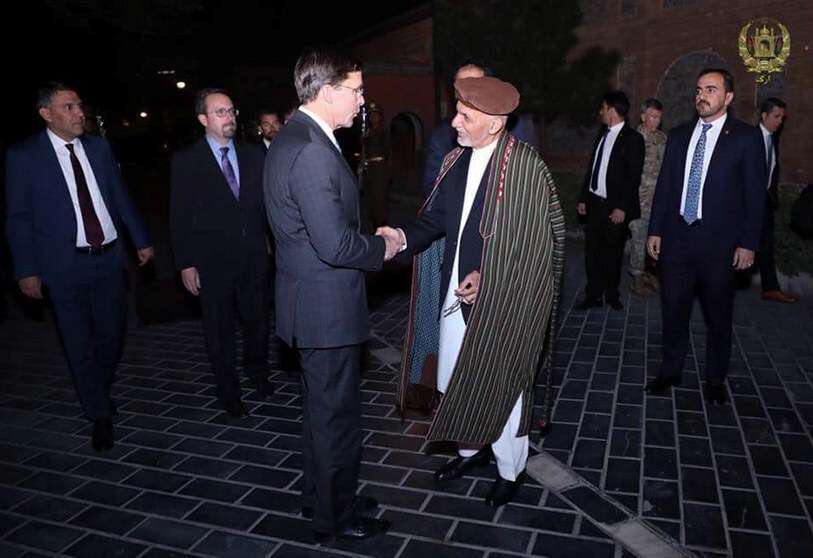 El presidente de Afganistán, Ashraf Ghani, saluda al secretario de Defensa de Estados Unidos, Mark Esper, en Kabul, Afganistán, el 20 de octubre de 2019