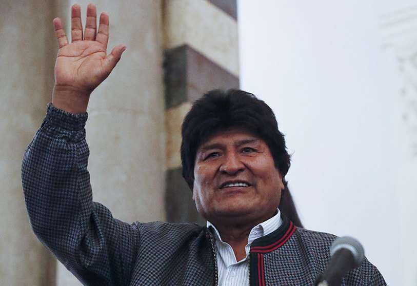 El presidente de Bolivia, Evo Morales, saluda a sus seguidores en el palacio presidencial de La Paz, Bolivia, después de una primera ronda de elecciones presidenciales, el domingo 20 de octubre de 2019