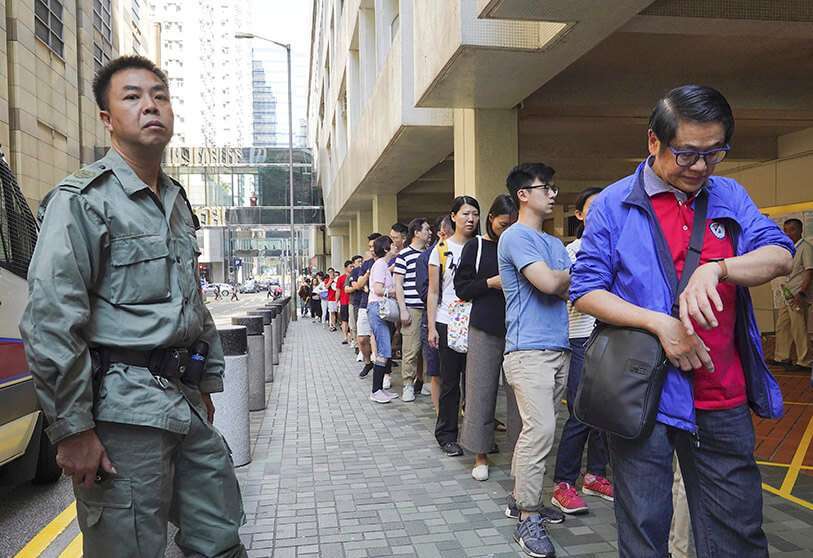 El domingo se formaron largas colas frente a los colegios electorales de Hong Kong en unas elecciones que se han convertido en un barómetro del apoyo público a las protestas antigubernamentales que se encuentran ya en su sexto mes