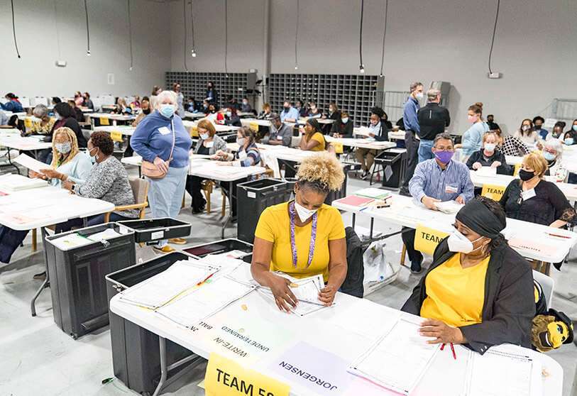 Trabajadores electorales del condado de Gwinnett manejan papeletas como parte del recuento para las elecciones presidenciales de 2020 en el edificio de registro de votantes y elecciones Beauty P. Baldwin, el 16 de noviembre de 2020 en Lawrenceville, Georgia