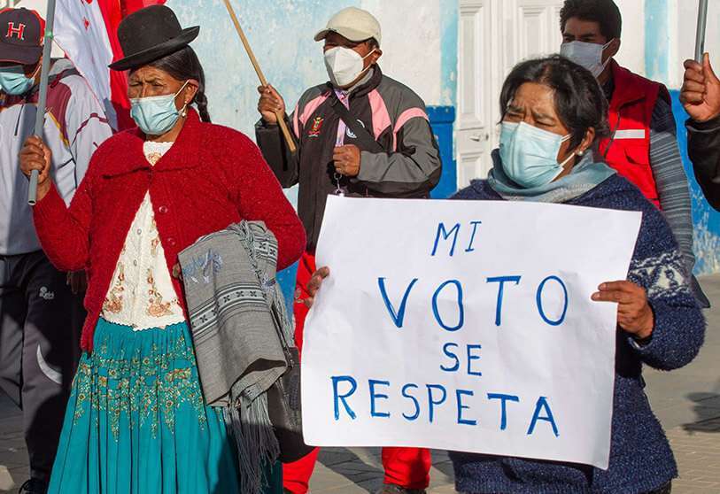 Simpatizantes del candidato presidencial de izquierda por el partido Perú Libre, Pedro Castillo, se manifiestan en la ciudad andina de Puno, cerca de la frontera con Bolivia, en Perú, el 14 de junio de 2021