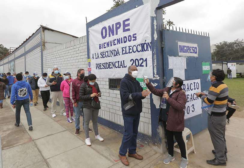 La gente hace cola para votar en un colegio electoral durante la segunda vuelta de las elecciones presidenciales en Lima, el 6 de junio de 2021