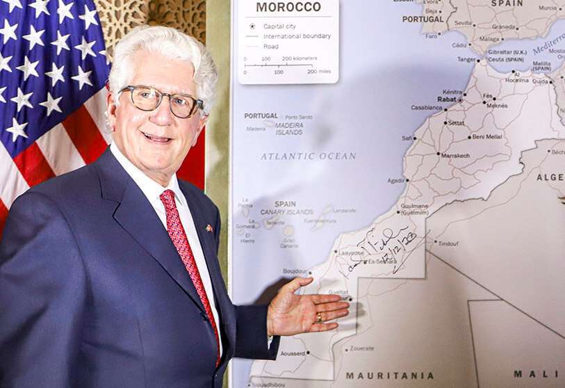 David T. Fischer, embajador de Estados Unidos en el Reino de Marruecos, de pie ante un mapa de Marruecos autorizado por el Departamento de Estado de los Estados Unidos, en el que se reconoce el territorio del Sáhara Occidental, internacionalmente en disputa (con una firma de Fischer), como parte del reino marroquí, en la capital de Marruecos, Rabat, el 12 de diciembre de 2020