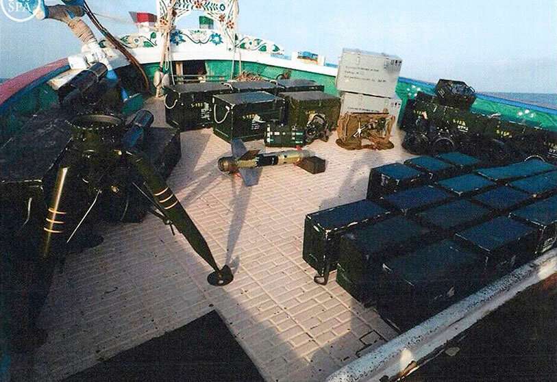 PHOTO/SAUDI PRESS AGENCY vía AP - En esta imagen publicada en la cuenta oficial de Twitter de la agencia de prensa saudí SPA, el martes 30 de septiembre de 2015, se ven armas confiscadas a bordo de un barco pesquero iraní con destino a Yemen