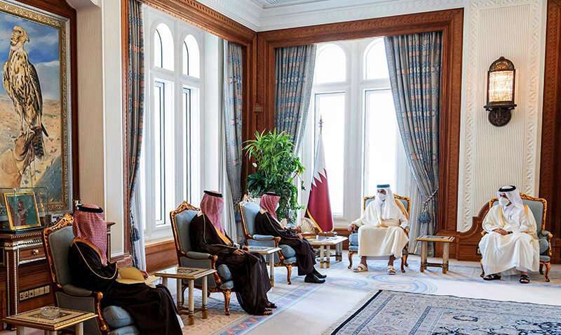 Emir de Qatar, el Jeque Tamim bin Hamad al-Thani , reunido con el ministro de Asuntos Exteriores de Arabia Saudí, el príncipe Faisal bin Farhan Al-Saud, en la capital qatarí, Doha AFP PHOTO / QATAR AMIRI DIWAN