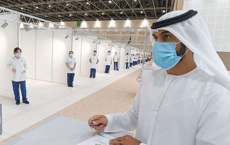 Un empleado del Ministerio de Salud de Emiratos Árabes Unidos es asignado para recibir pacientes en el hospital de campaña de Dubái