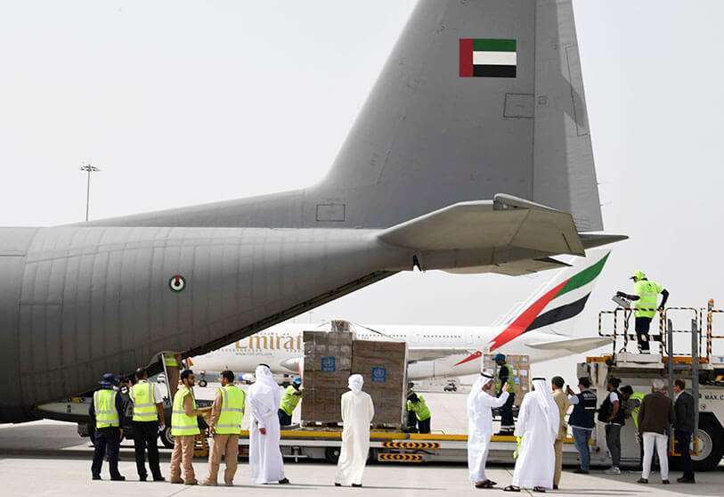 Toneladas de equipo médico y kits de pruebas de coronavirus proporcionados por la Organización Mundial de la Salud se muestran en el aeropuerto internacional de Al-Maktoum en Dubái