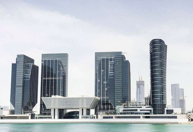 Edificios se ven en la plaza Sowwah, en la isla de Marayah, en el distrito comercial central de Abu Dhabi