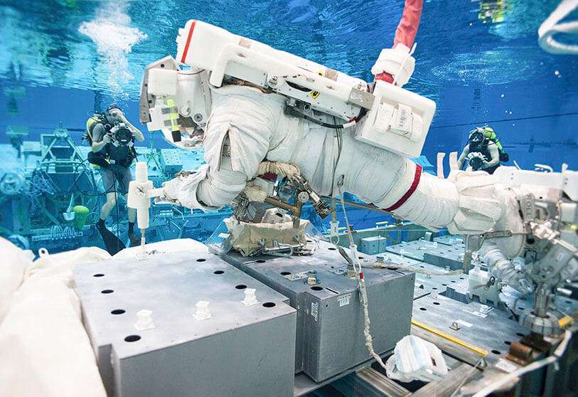 Un astronauta de la NASA simula la actividad extra vehicular en el Laboratorio de Flotación Neutral del Centro Espacial Johnson