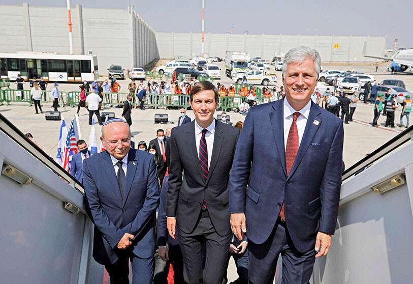 AFP/ NIR ELIAS - El asesor presidencial de los Estados Unidos Jared Kushner (C) , el asesor de seguridad nacional de los Estados Unidos Robert O’Brien (R) y el jefe el Consejo de Seguridad Nacional de Israel Meir Ben-Shabbat (L) abordan el vuelo LY971 de El Al cerca el 31 de agosto de 2020