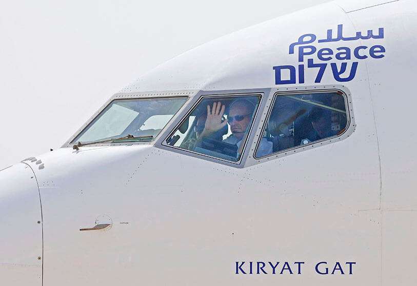 AFP/MENAHEM KAHANA - La foto tomada el 31 de agosto de 2020 muestra al capitán del avión de El Al, que llevará a una delegación estadounidense e israelí a los EAU tras un acuerdo de normalización