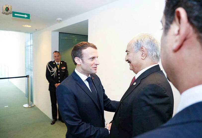 Emmanuel Macron se reúne con Jalifa Haftar antes del comienzo de la cumbre. El mandatario francés ha llamado a la no intervención de potencias extranjeras