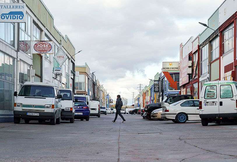 Un hombre camina en un polígono industrial de Burgos el 30 de marzo de 2020, el día en que se ordenó que todas las actividades no esenciales se detuvieran tratando de contener la propagación del coronavirus