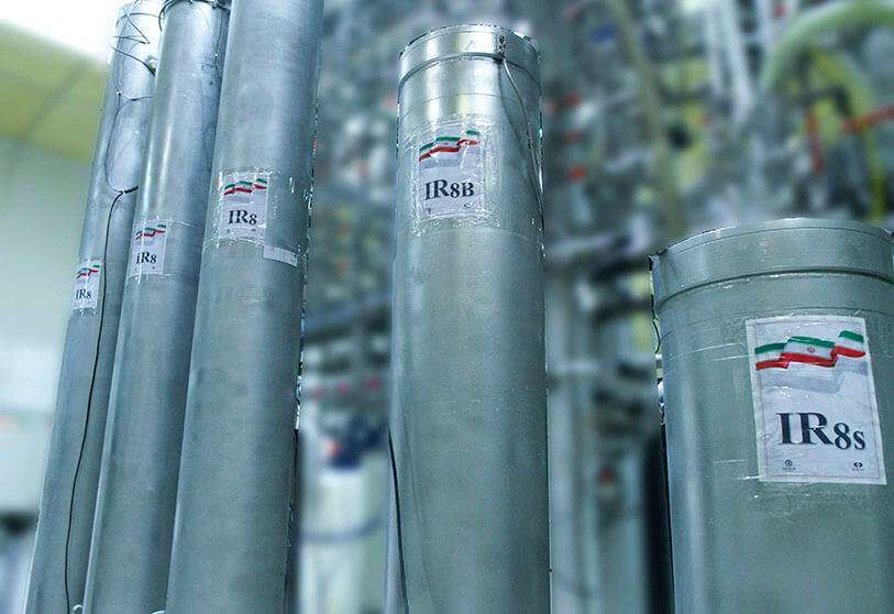 En esta foto de archivo de la hoja informativa proporcionada por la Organización de Energía Atómica de Irán el 4 de noviembre de 2019, se muestran centrífugas IR-8 en la planta de energía nuclear de Natanz, a unos 300 kilómetros al sur de la capital, Teherán
