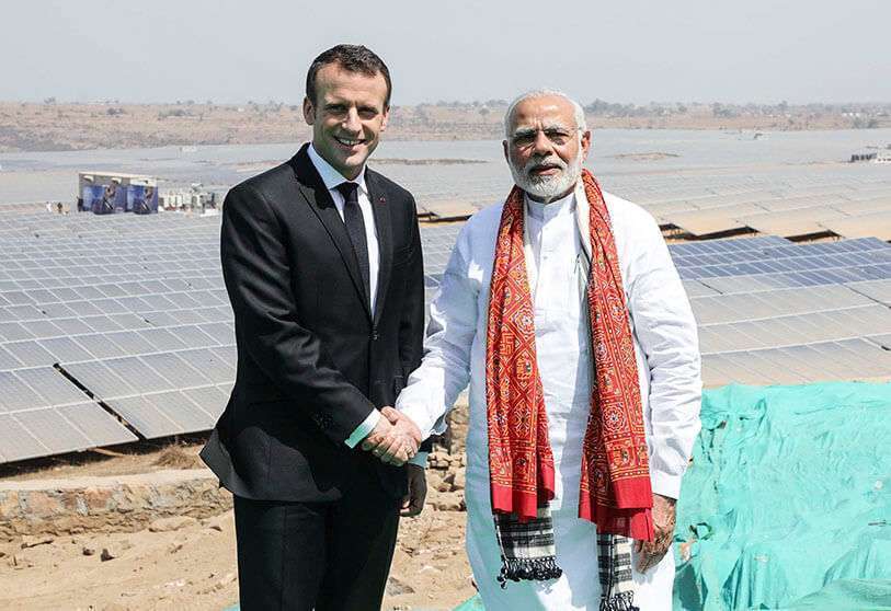 El primer ministro de India, Narendra Modi (D), y el presidente de Francia, Emmanuel Macron, posan durante la inauguración de una planta de energía solar en Mirzapur, en el estado de Uttar Pradesh, el 12 de marzo de 2018