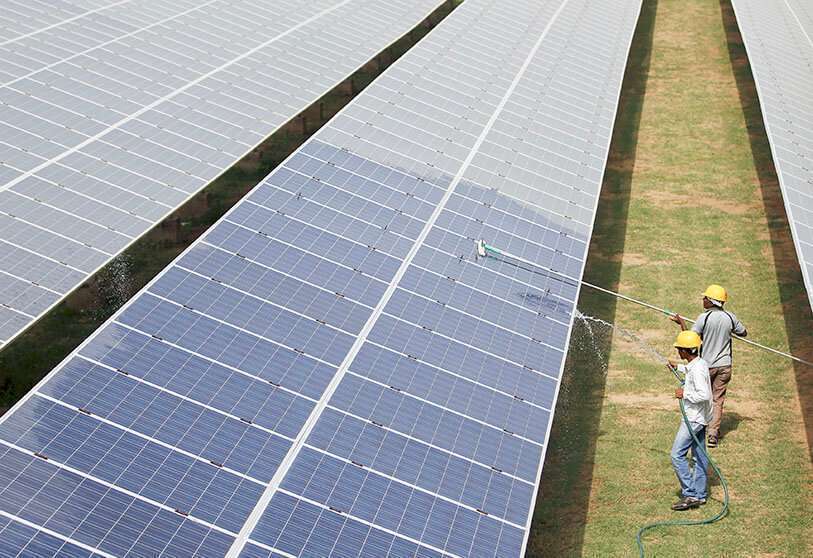 Paneles fotovoltaicos dentro de una planta de energía solar en Gujarat