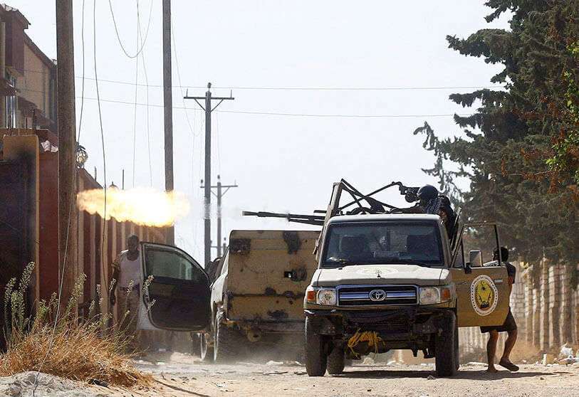 Un combatiente del Gobierno de Acuerdo Nacional (GNA) de Libia dispara un arma montada en un camión durante los enfrentamientos con las fuerzas leales al hombre fuerte Jalifa Haftar en el suburbio de la capital Trípoli, Ain Zara, el 7 de septiembre de 2019