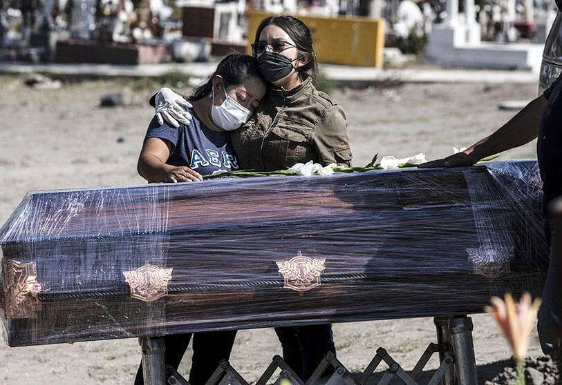 Entierro en el Cementerio Municipal de Valle de Chalco, en las afueras de la Ciudad de México, el lunes 15 de junio de 2020