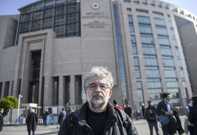 El periodista turco-francés Erol Onderoglu, representante de Reporteros sin Fronteras (RSF) en Turquía, frente al edificio del tribunal de Estambul el 3 de febrero de 2021, antes de su juicio por "propaganda terrorista"