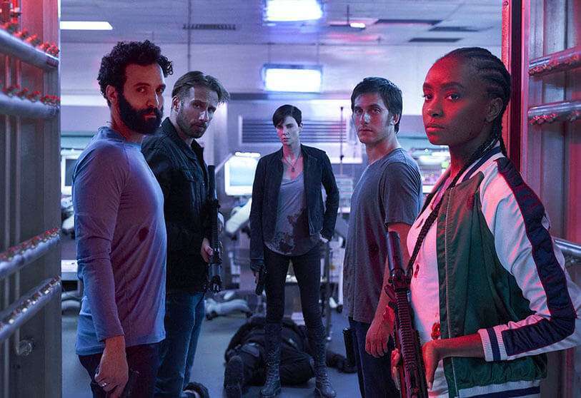 Esta imagen publicada por Netflix muestra, desde la izquierda, a Marwan Kenzari, Matthias Schoenaerts, Charlize Theron, Luca Marinelli y Kiki Layne en una escena de ‘La vieja guardia’