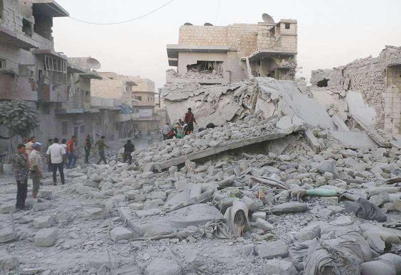 Los residentes inspeccionan los escombros de los edificios dañados, buscando víctimas, después de un ataque aéreo en Ma’arat al-Nu’man, provincia de Idlib, Siria, el 28 de agosto de 2019