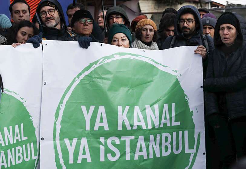 Los manifestantes, que se oponen a un proyecto de canal masivo, se reúnen frente a la dirección provincial de medio ambiente y urbanismo en Estambul, el 2 de enero de 2020.