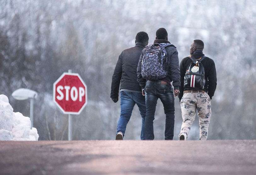 Tres migrantes caminan, en enero de 2018, en dirección al Colle della Scala, un paso fronterizo alpino entre Italia y Francia