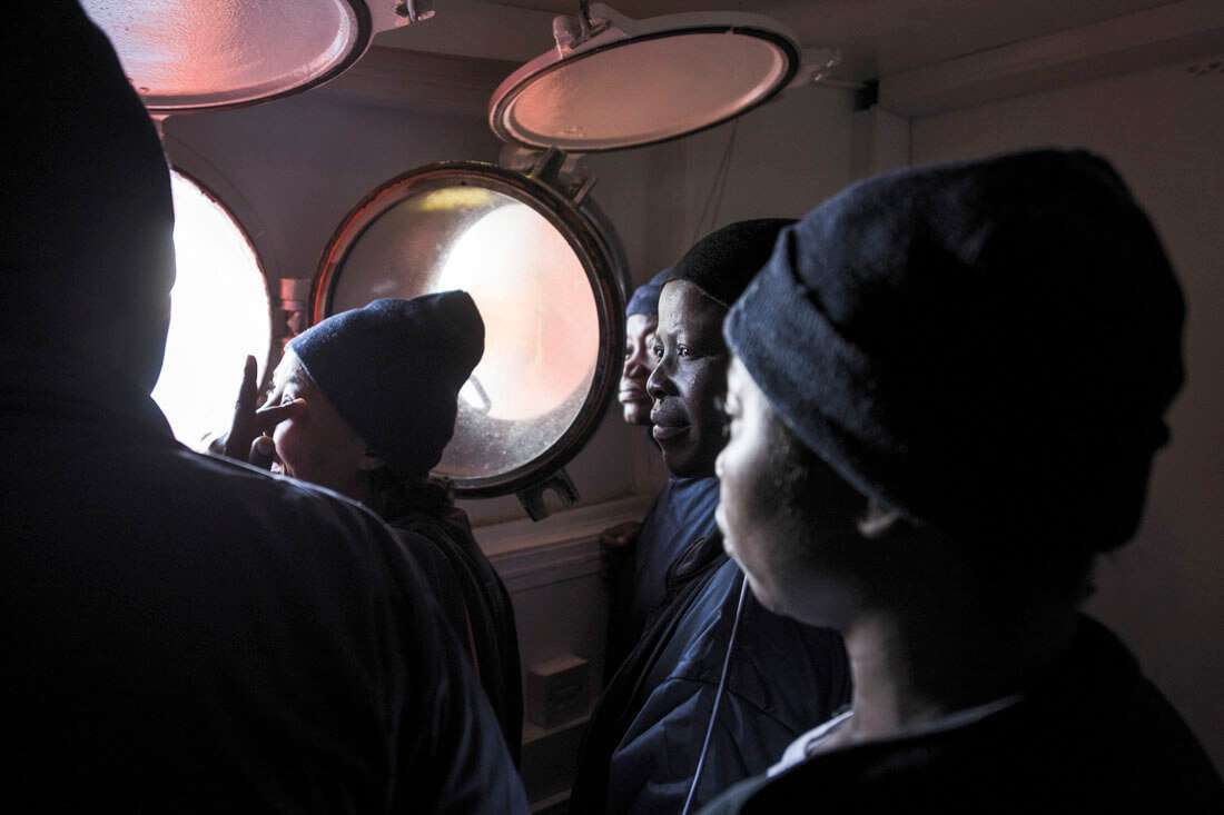 Un grupo de mujeres migrantes rescatadas del Mediterráneo por Médicos Sin Fronteras