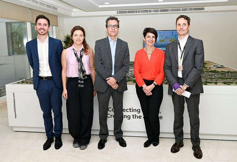 De izquierda a derecha, Jaime Iglesias, Manuela García, Antonio Álvarez Barthe, Eva Martínez y Raúl Viña, ante la maqueta de Expo 2020 Dubái