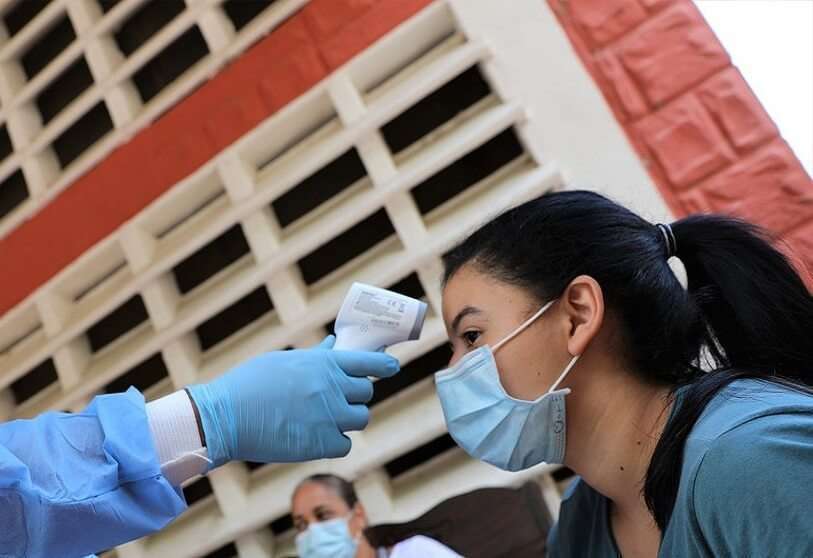 Un control de temperatura por el coronavirus en un albergue en Venezuela