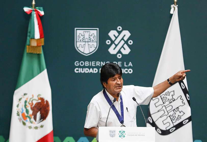 El expresidente boliviano Evo Morales pronuncia su discurso después de haber sido condecorado con una distinguida medalla ciudadana en el Ayuntamiento de la Ciudad de México, el miércoles 13 de noviembre de 2019