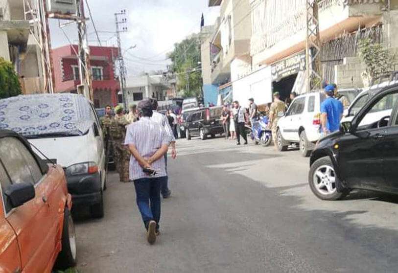 Civiles y miembros del Ejército libanés se reúnen cerca del lugar de una explosión en la aldea de Ain Qana, en el sur del Líbano, el 22 de septiembre de 2020